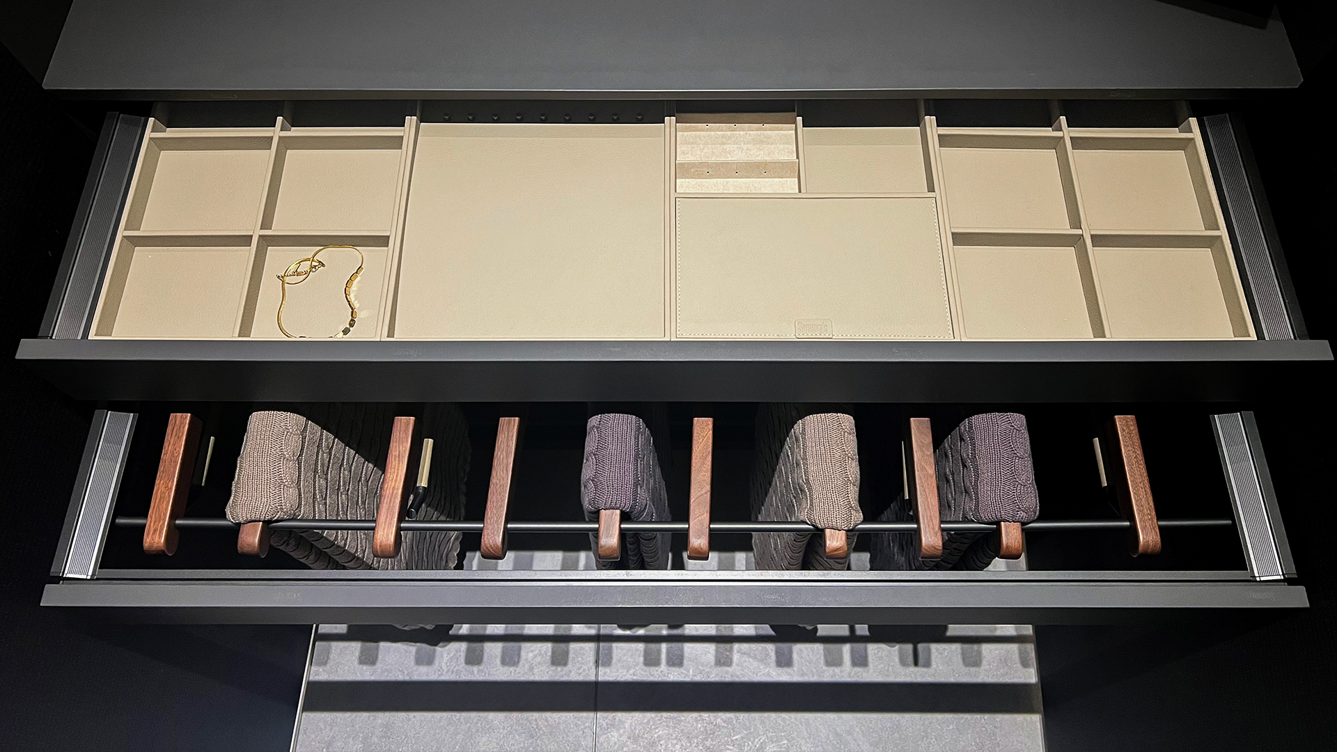 bespoke-fitted-wardrobe-bombardier-london