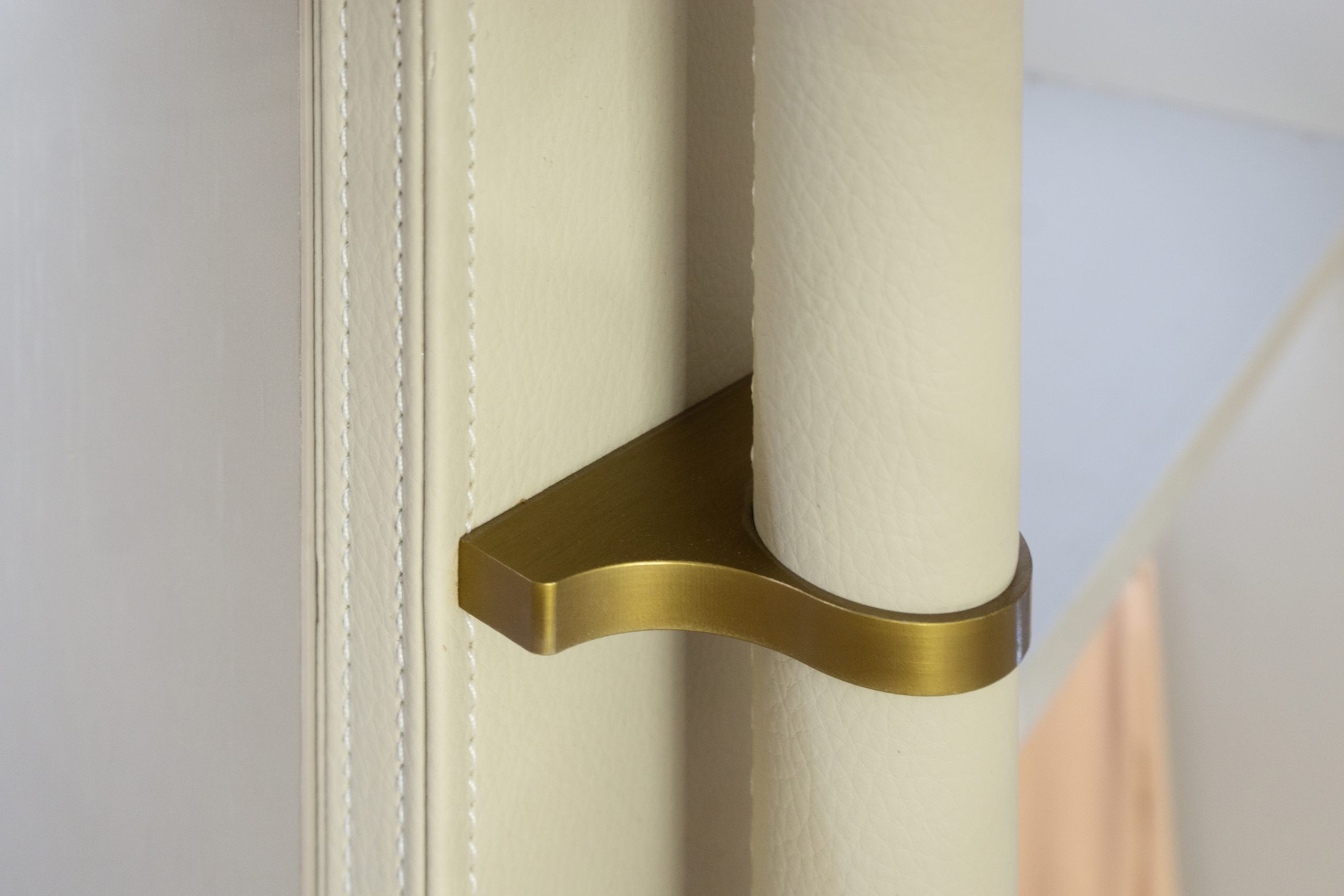 bentley-walk-in-closet-mirror-finished-surfaces